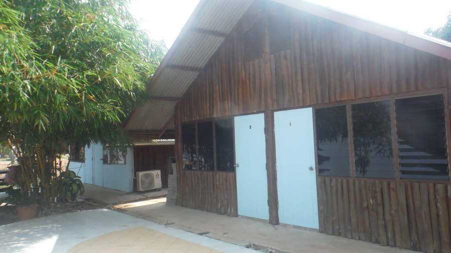 บ้านพักโซน ร้านอาหาร และฟาร์มปลา