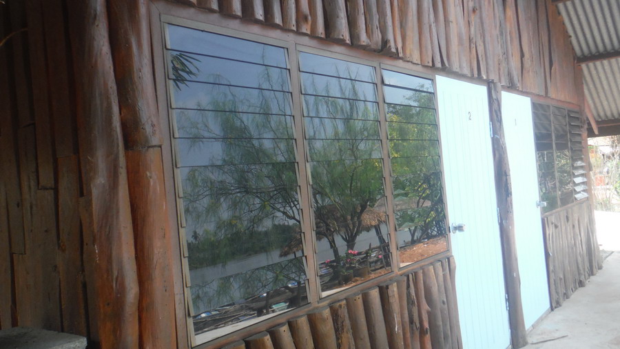 บ้านพักโซน ร้านอาหาร และฟาร์มปลา
